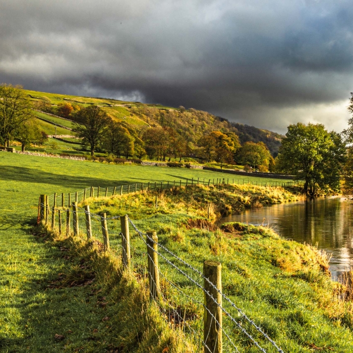 Fields and stone barn alongside the River Wharfe near Kettlewell, Wharfedale, Yorkshire Dales, England. EL014