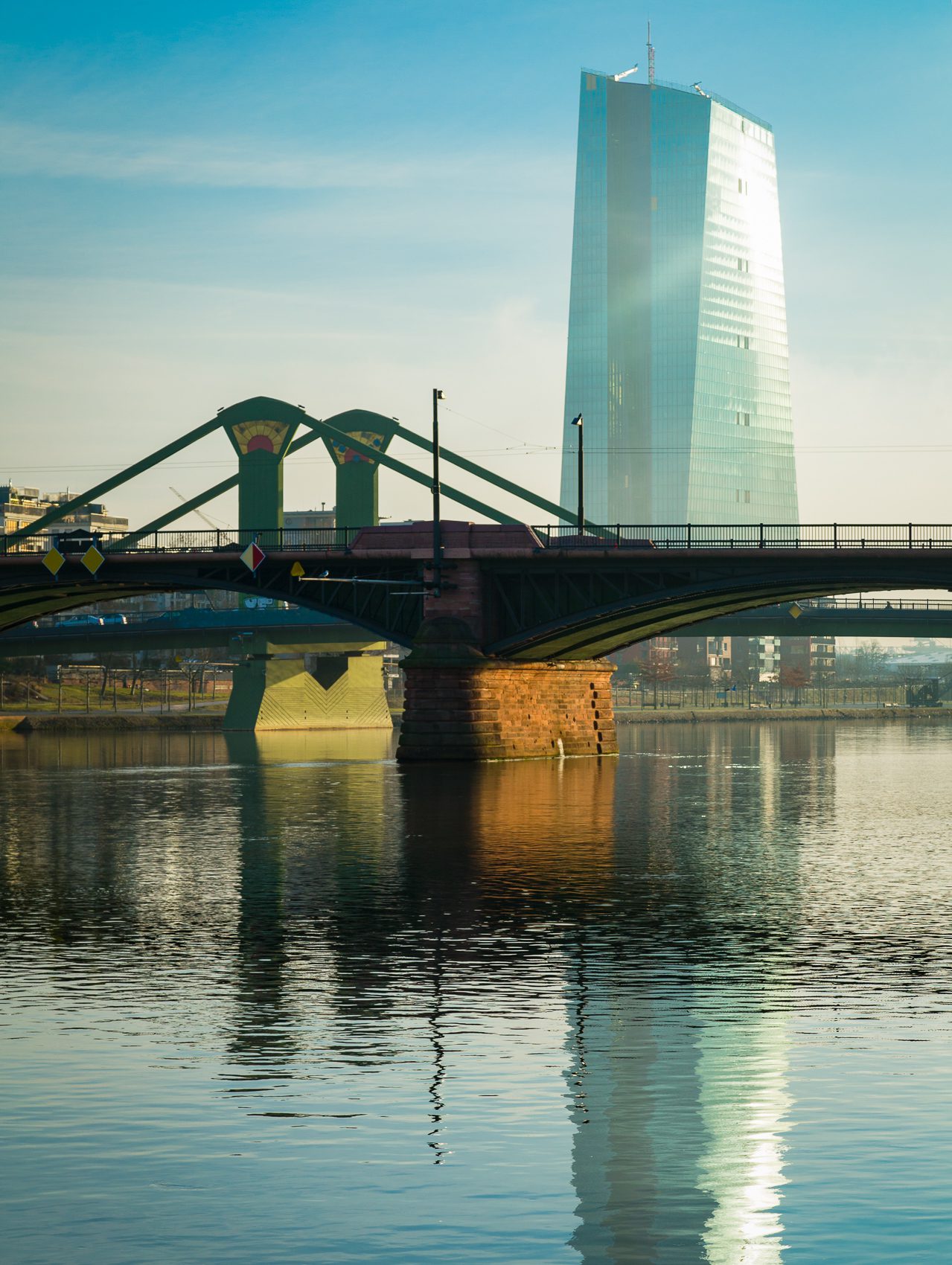 Bridges across the Main with the newly-built headquarters of the European Central Bank (ECB) in Frankfurt am Main, Hesse, Germany. FF009