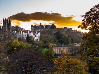 Edinburgh Old Town from Waverley Bridge, Edinburgh, Scotland. EH030