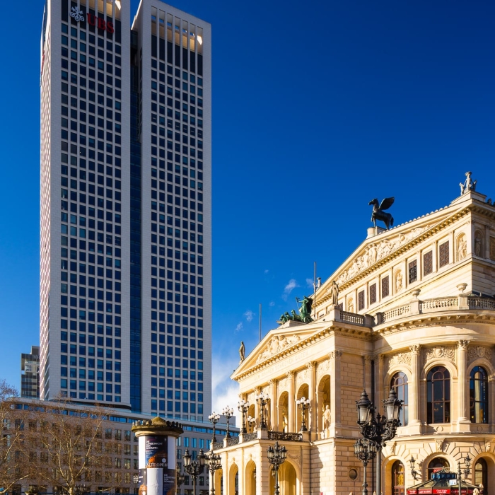 The Alte Oper and the Opernturm on the Opernplatz, Frankfurt am Main, Hesse, Germany. FF025