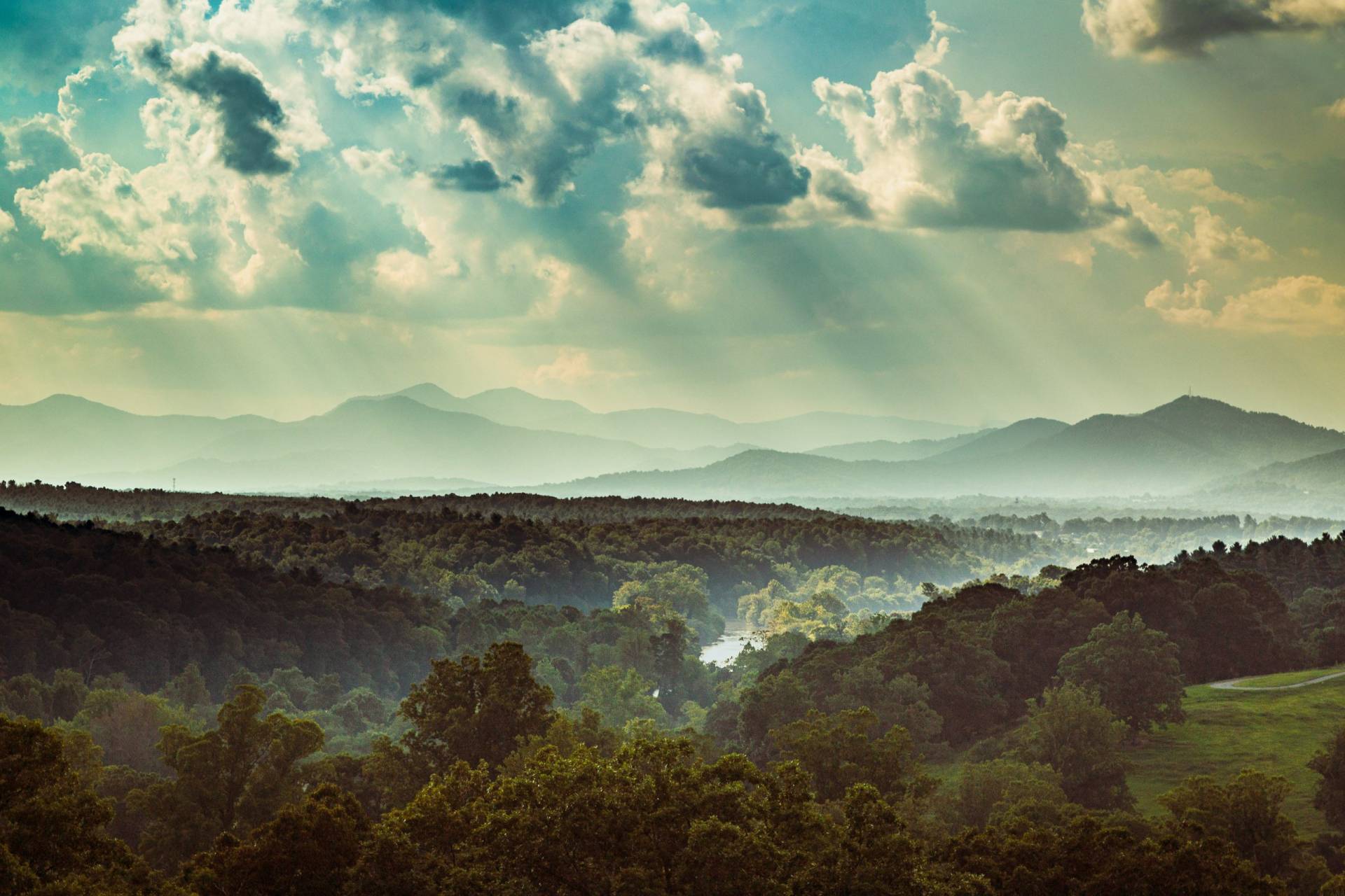 View of the western Blue Ridge Mountains from the grounds of Biltmore House, Asheville, North Carolina, USA. NC013