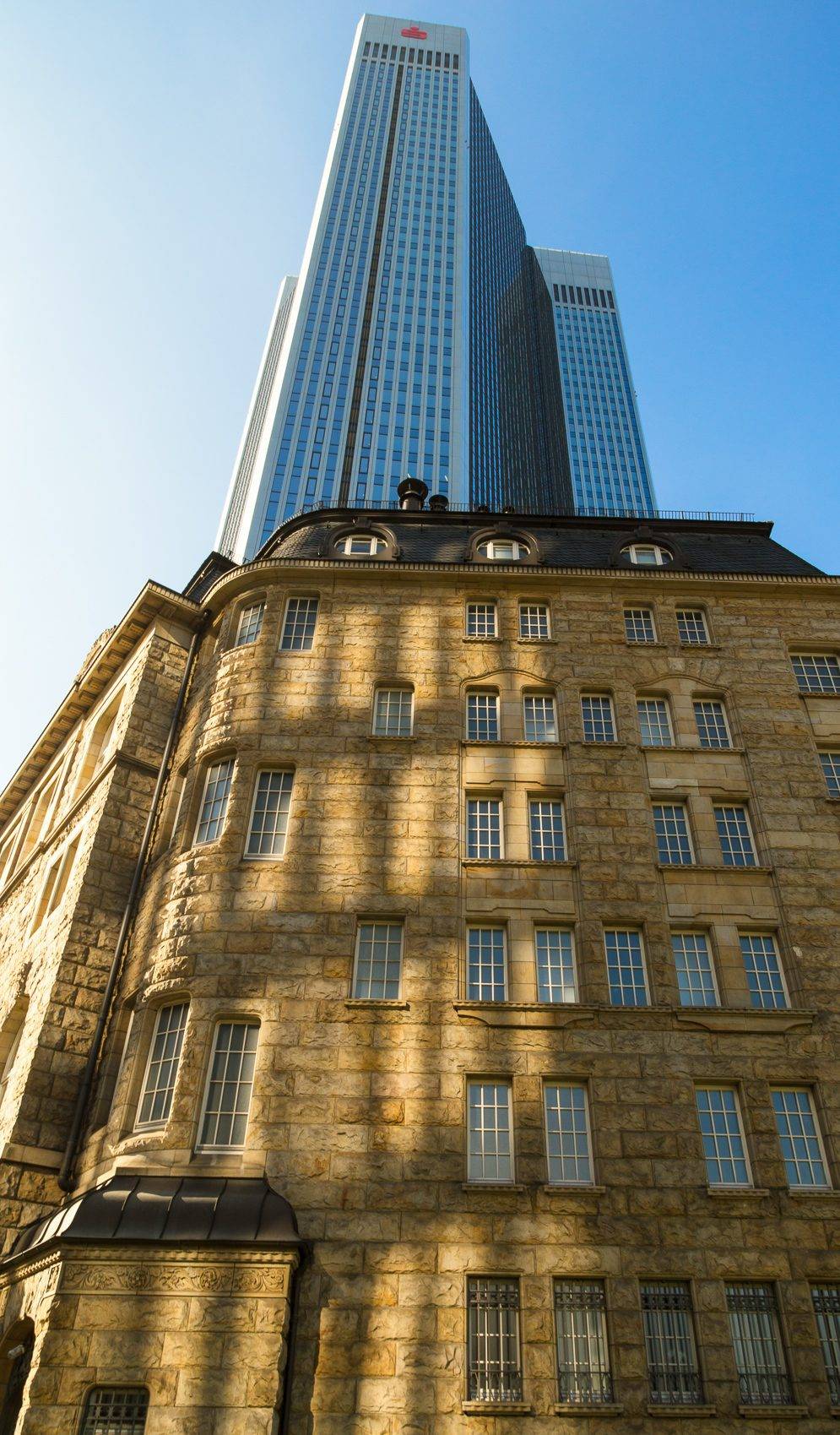 Traditional and modern buildings in Frankfurt am Main, Hesse, Germany. FF014