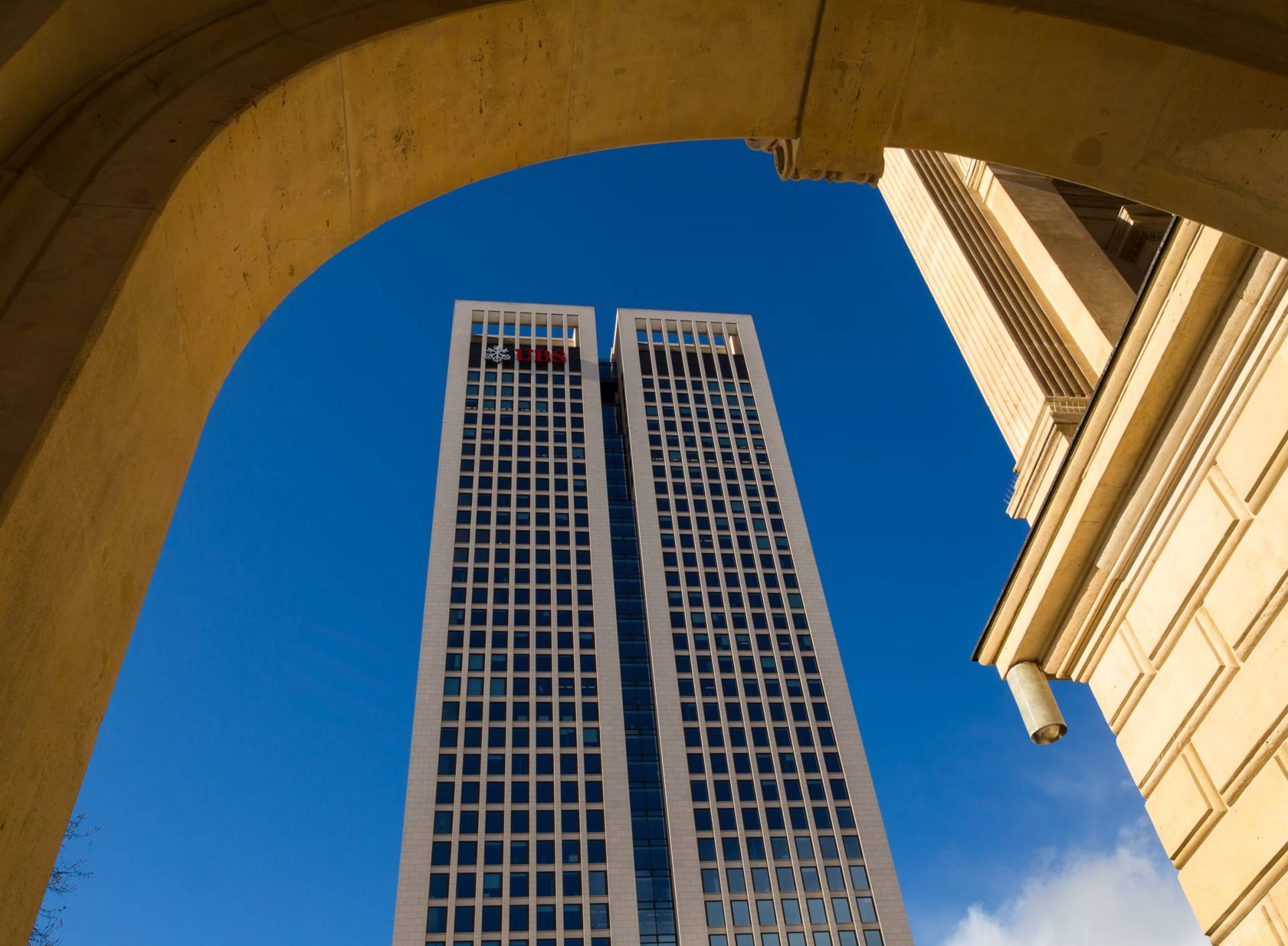 Financial business towers in Frankfurt am Main, seen from the arched portico of the Alte Oper. FF024