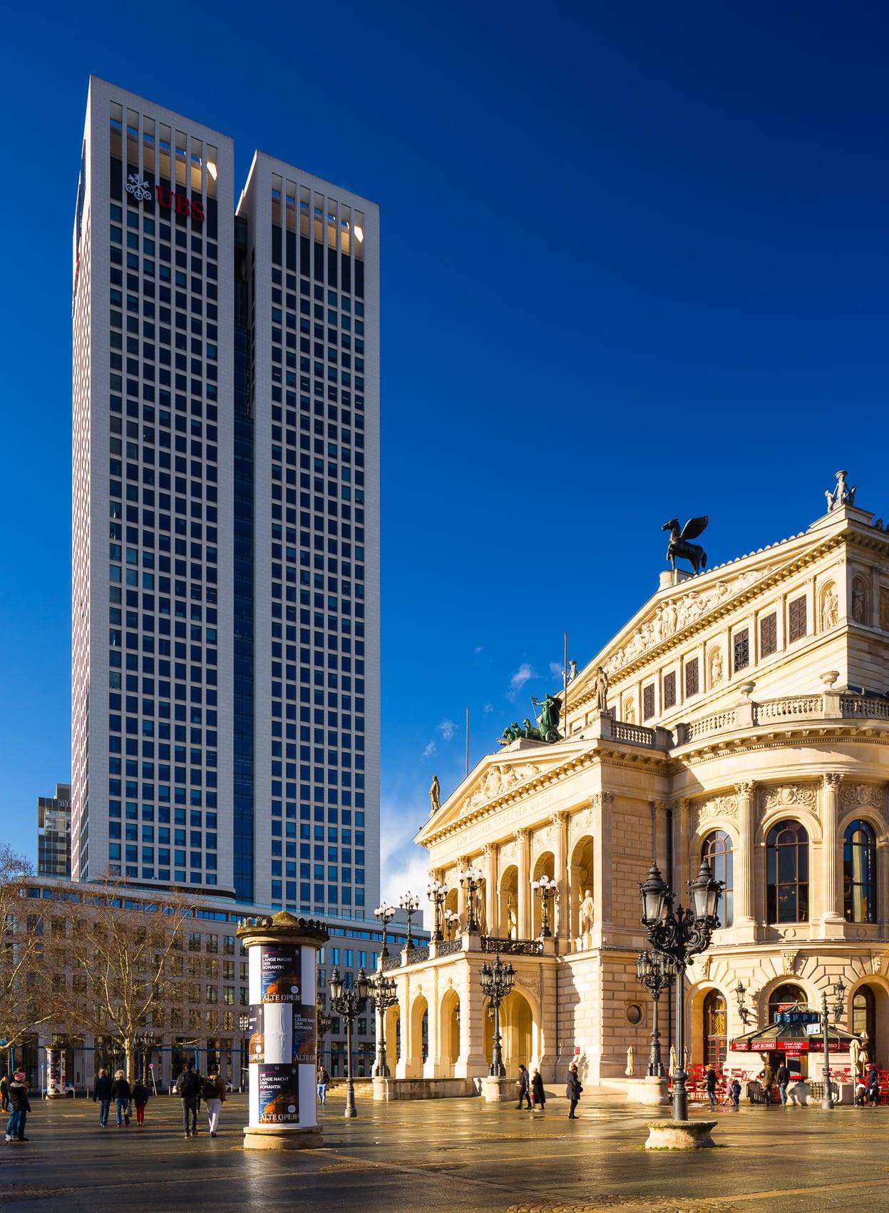 The Alte Oper and the Opernturm on the Opernplatz, Frankfurt am Main, Hesse, Germany. FF025